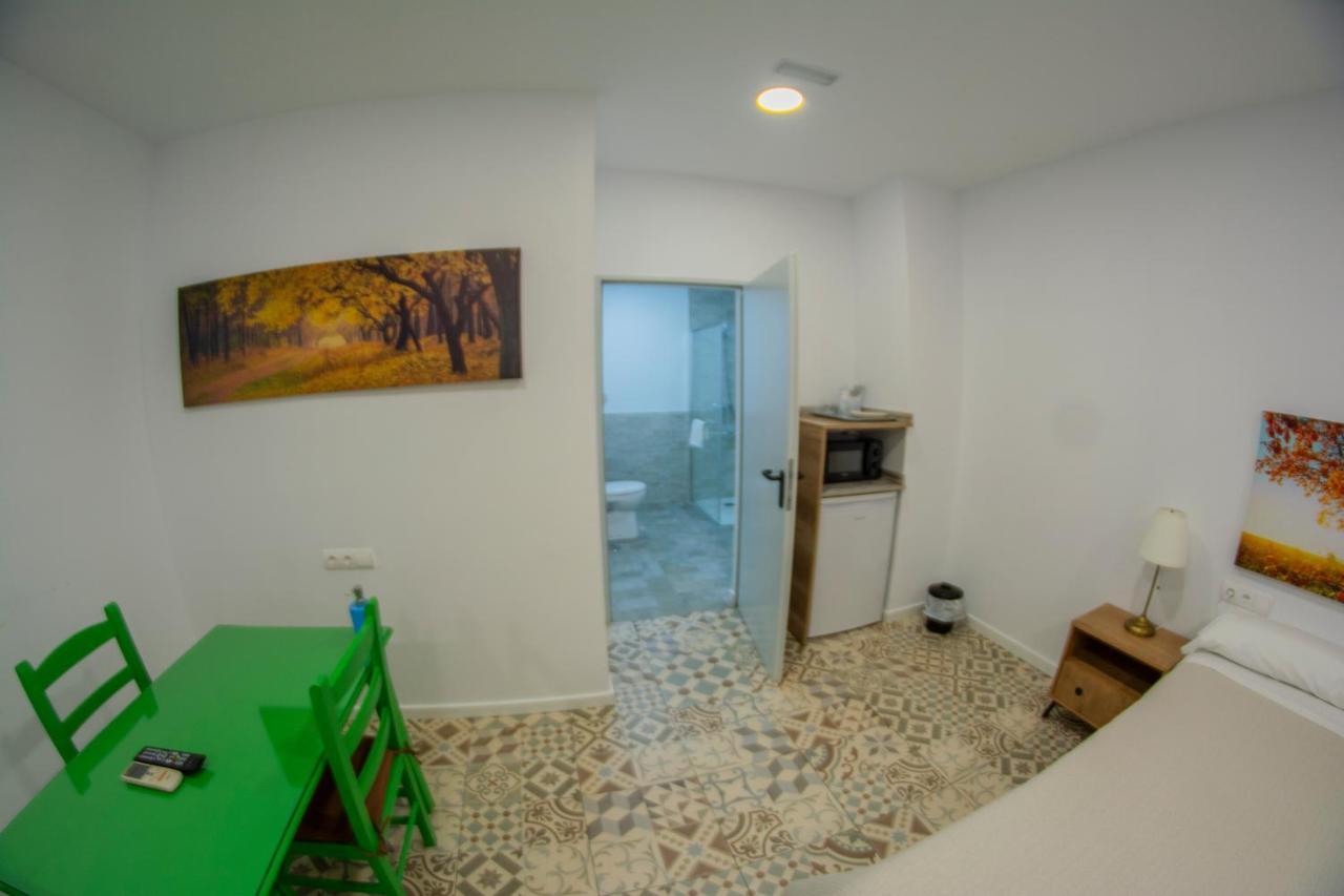 Hostal Las Encinas Villaviciosa de Odon Exterior photo